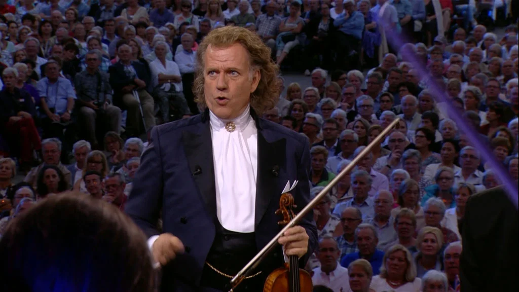 安德列·里欧和约翰斯特劳斯交响乐团 荷兰马斯特里赫特 André Rieu and His Johann Strauss Orchestra: Falling in Love – Live in Maastricht《ISO 41.2G》-蓝光演唱会资源网