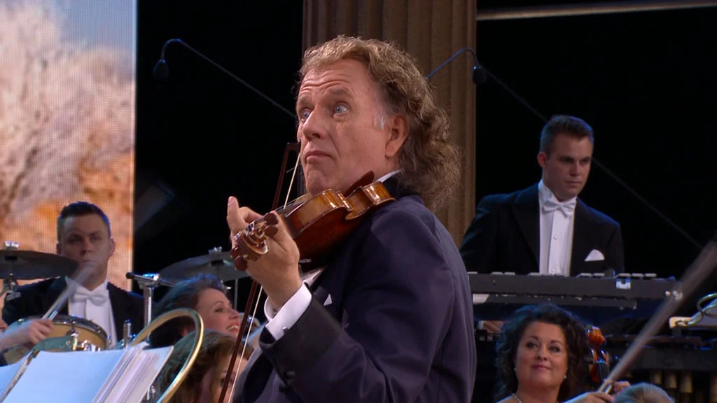 图片[2]-安德列·里欧和约翰斯特劳斯交响乐团 荷兰马斯特里赫特 André Rieu and His Johann Strauss Orchestra: Falling in Love – Live in Maastricht《ISO 41.2G》-蓝光演唱会资源网