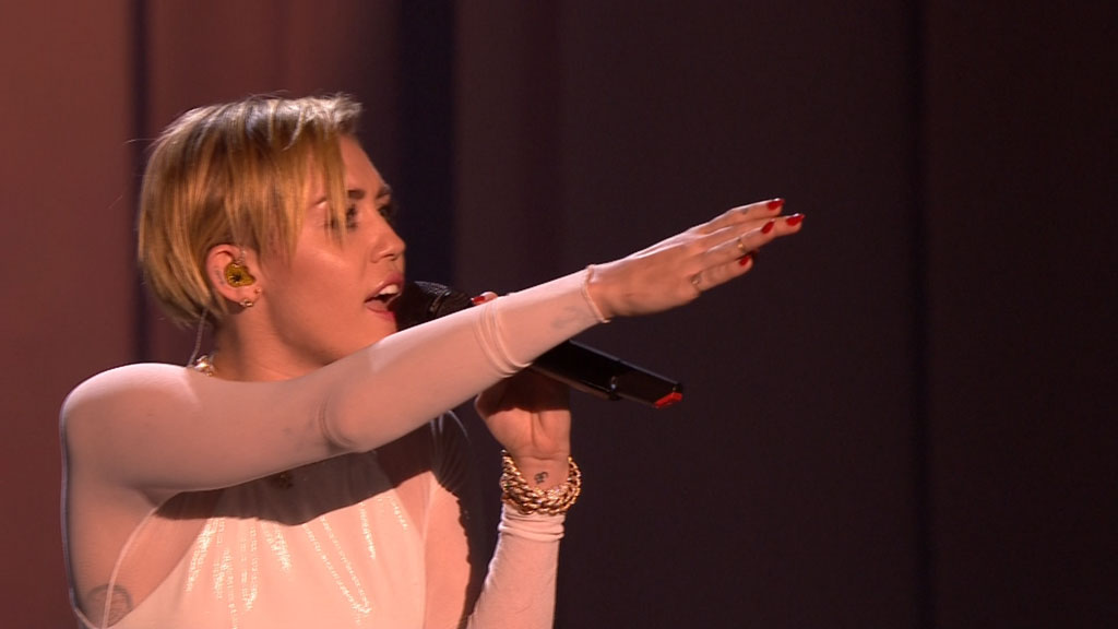 图片[2]-麦莉·赛勒斯 Miley Cyrus – Wrecking Ball (2013 MTV EMA 1080i) [HDTV TS 820MB]-蓝光演唱会资源网
