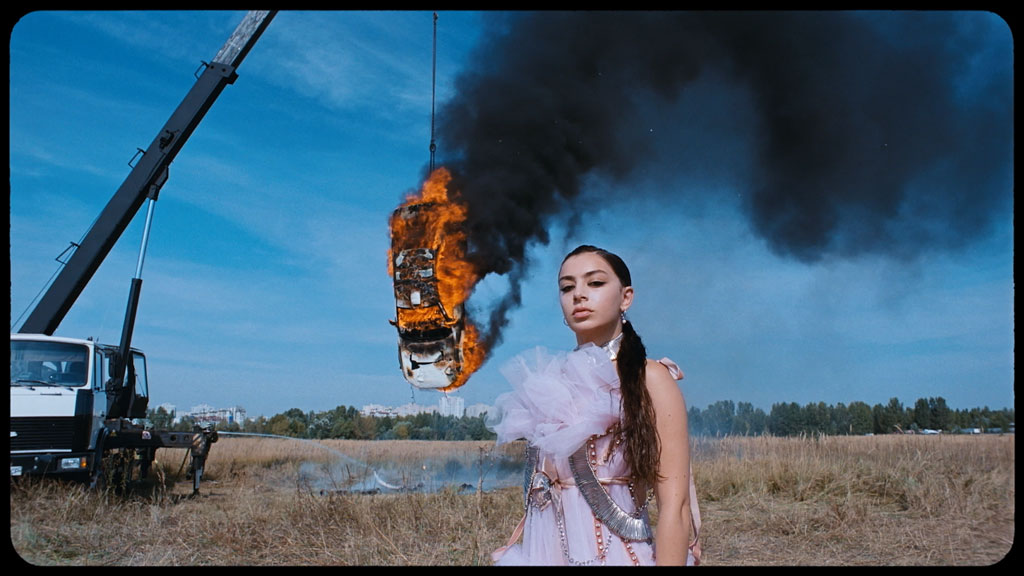 Charli XCX – White Mercedes [Master MP4 1.22GB]-蓝光演唱会资源网
